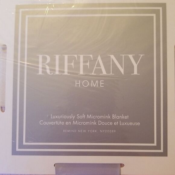 Micromink blanket with matching socks - Picture 5 of 9